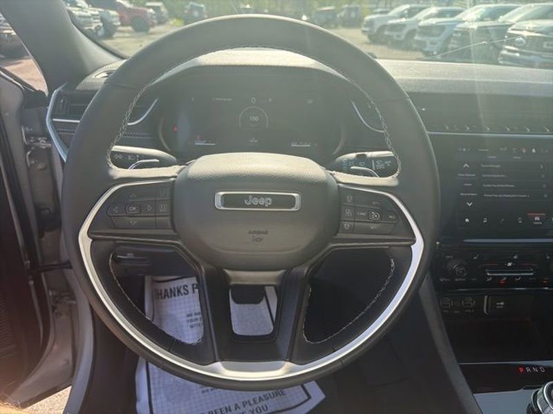 Used 2025 Jeep Grand Cherokee Altitude AWD/4WD image 7