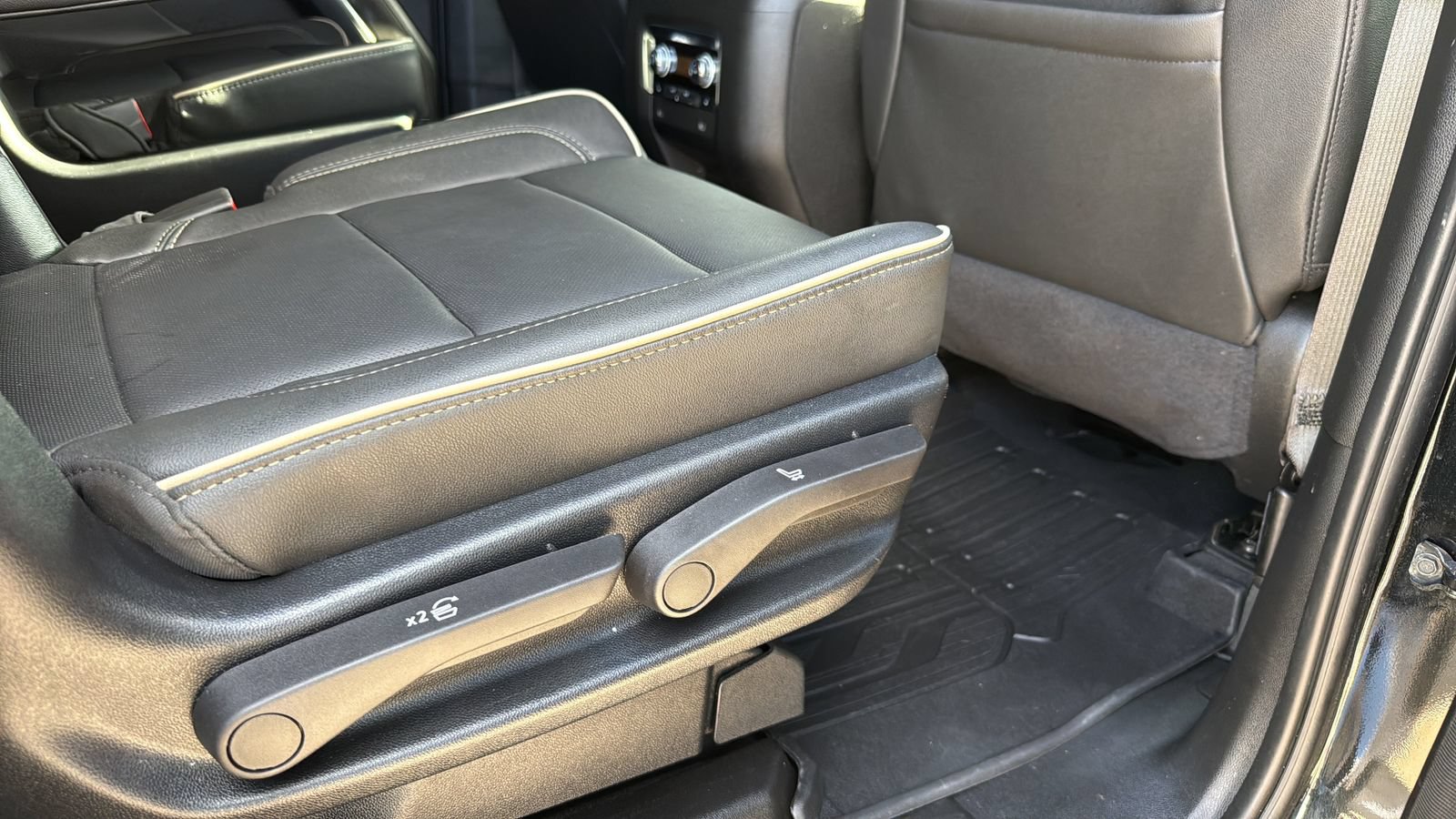 Used 2024 GMC Yukon SLT w/ SLT Luxury Package RWD image 26