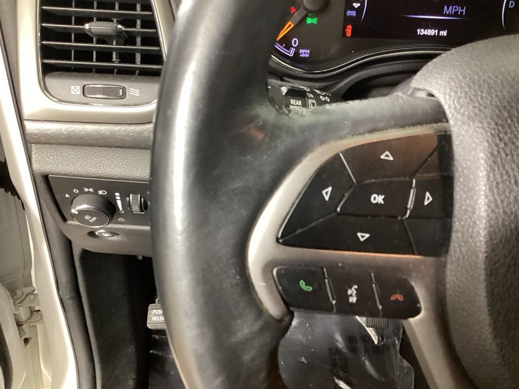 Used 2018 Jeep Grand Cherokee Altitude AWD/4WD image 19