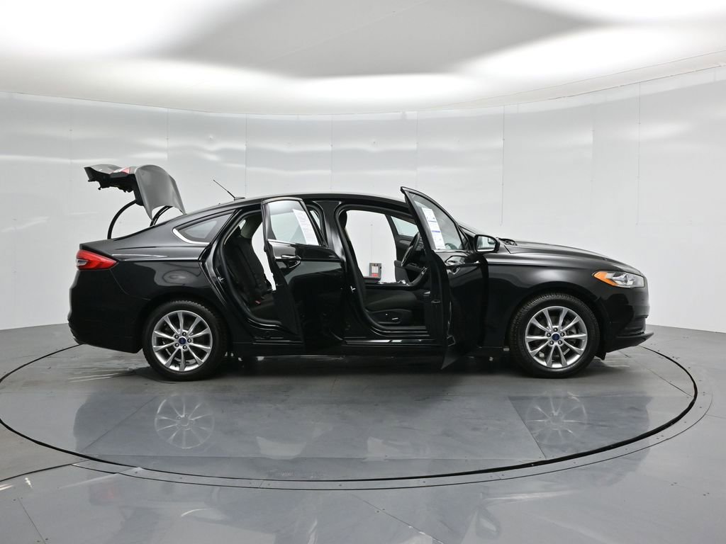 Certified 2017 Ford Fusion SE image 5