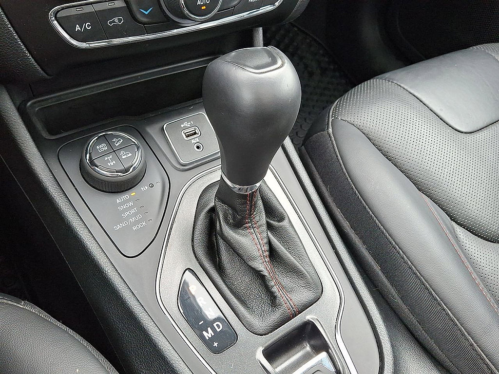 Used 2020 Jeep Cherokee Trailhawk AWD/4WD image 41