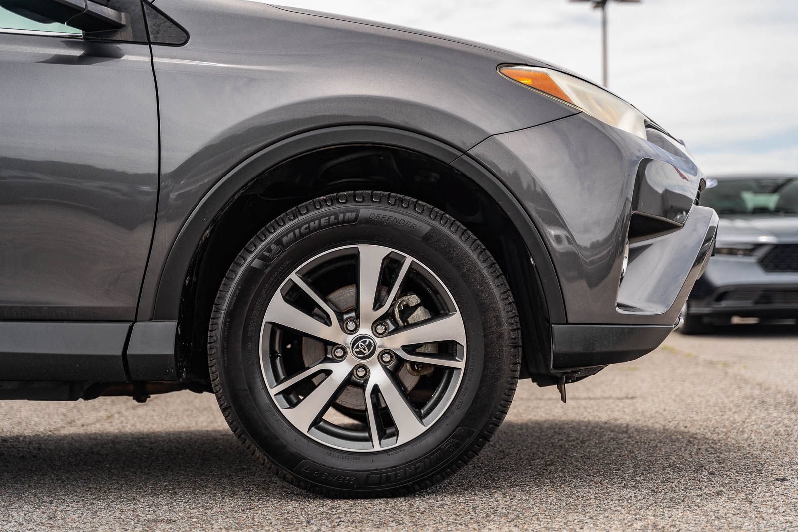 Used 2018 Toyota RAV4 XLE w/ Plus Extra Value Package FWD image 9