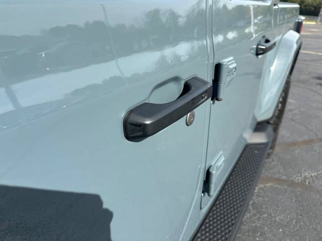 Used 2025 Jeep Gladiator Sport AWD/4WD image 13