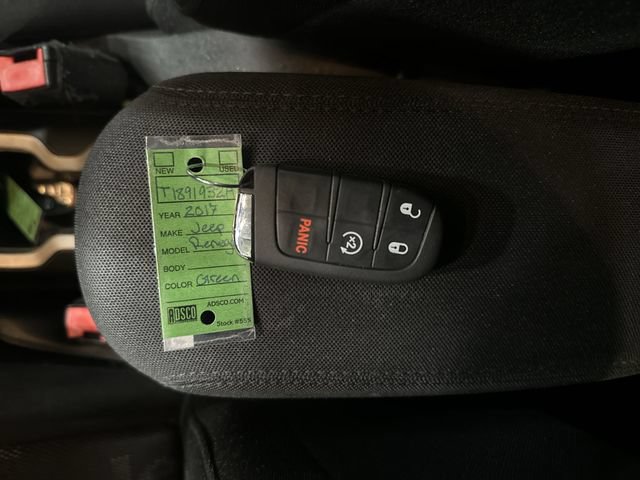 Used 2017 Jeep Renegade Latitude w/ Cold Weather Group FWD image 33
