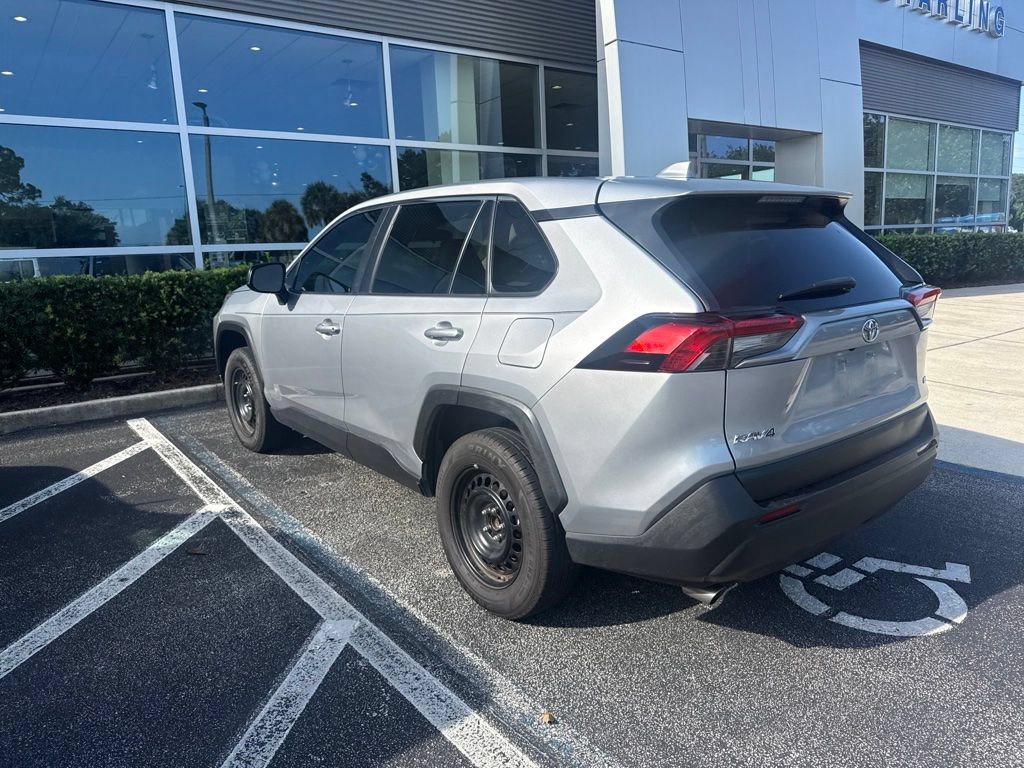 Used 2022 Toyota RAV4 LE FWD image 4