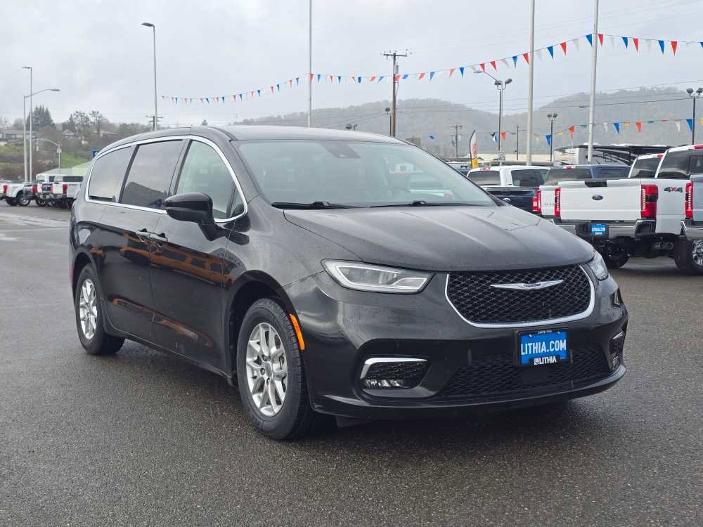 Used 2023 Chrysler Pacifica Touring-L image 7