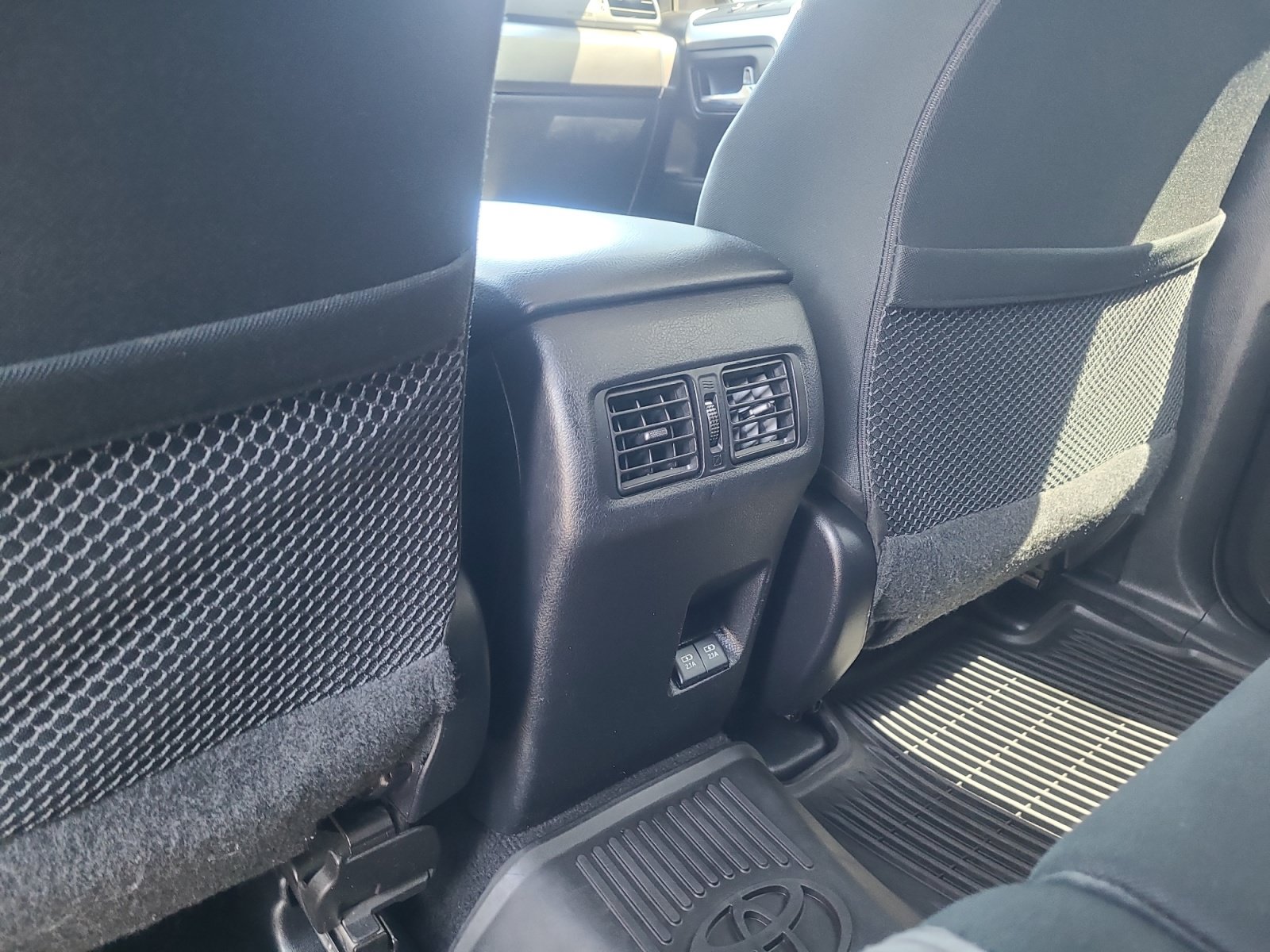 Used 2020 Toyota 4Runner SR5 AWD/4WD image 31