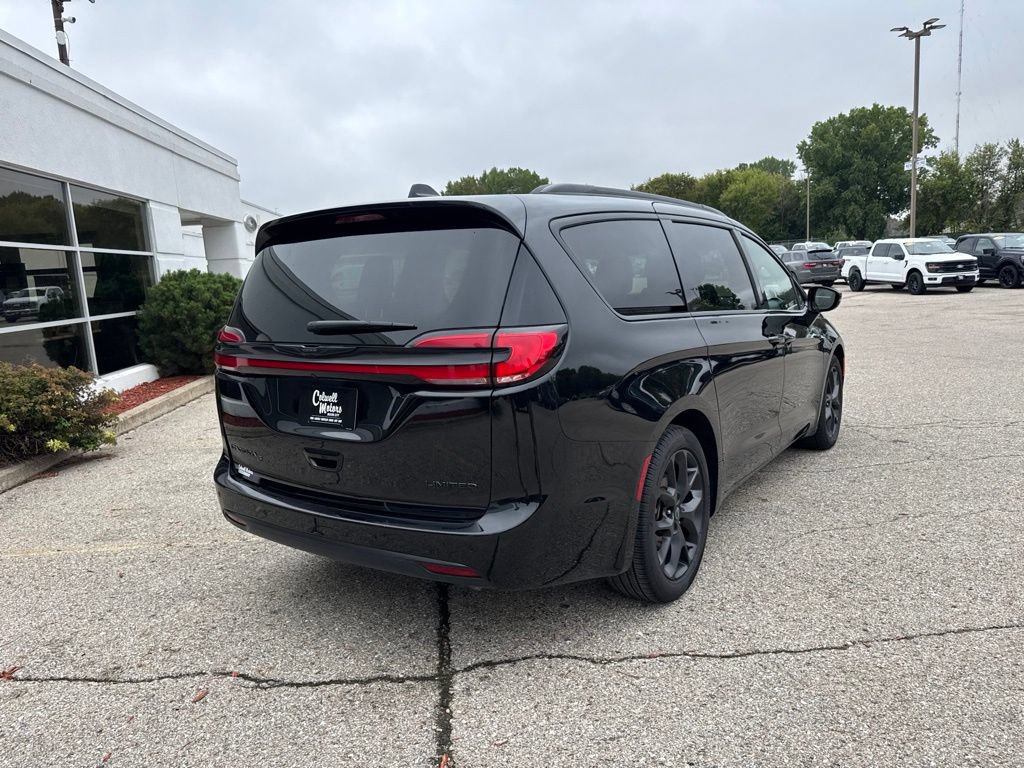 Used 2025 Chrysler Pacifica Limited FWD image 3