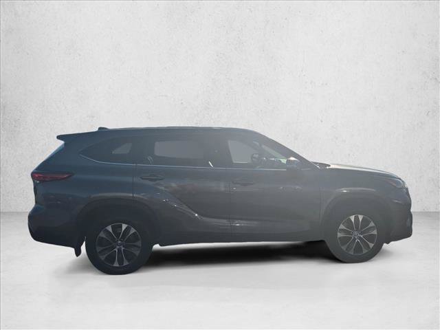 Used 2021 Toyota Highlander XLE AWD/4WD image 4