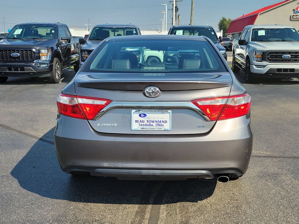 Used 2017 Toyota Camry SE w/ Moonroof Package FWD image 5
