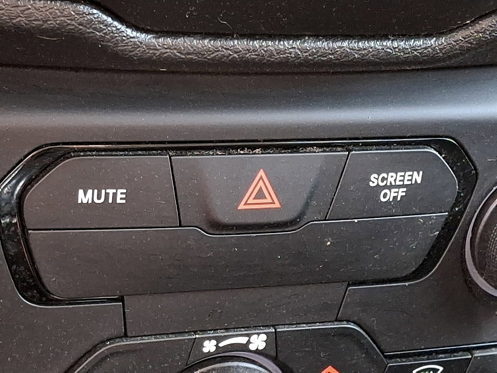 Used 2018 Jeep Renegade Latitude FWD image 23