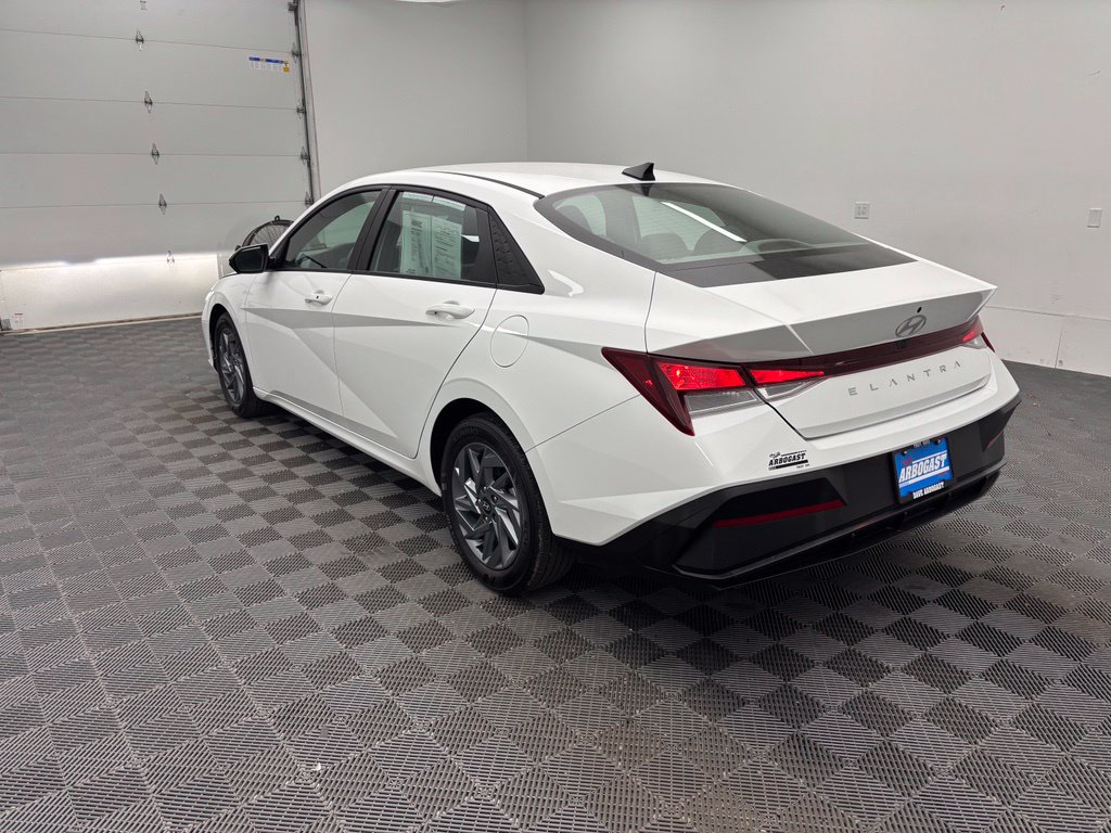 Used 2024 Hyundai Elantra SEL FWD image 11
