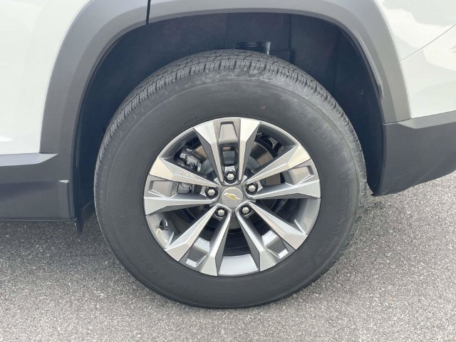 Used 2026 Chevrolet Equinox LT FWD image 2