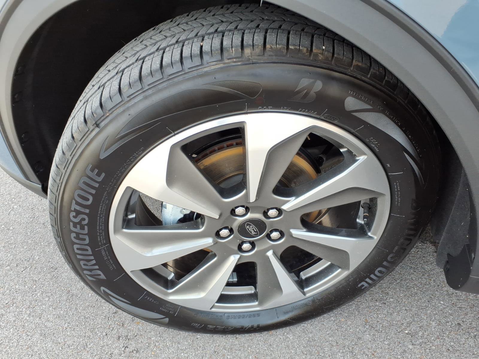 Certified 2025 Ford Escape Platinum w/ Premium Technology Package image 9