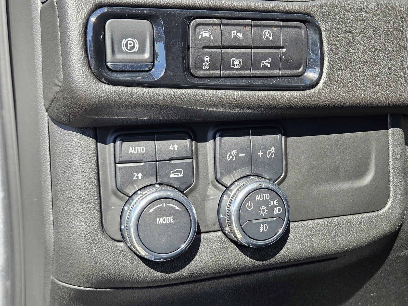 Used 2025 GMC Yukon Denali w/ Sun & Power Step Package AWD/4WD image 18