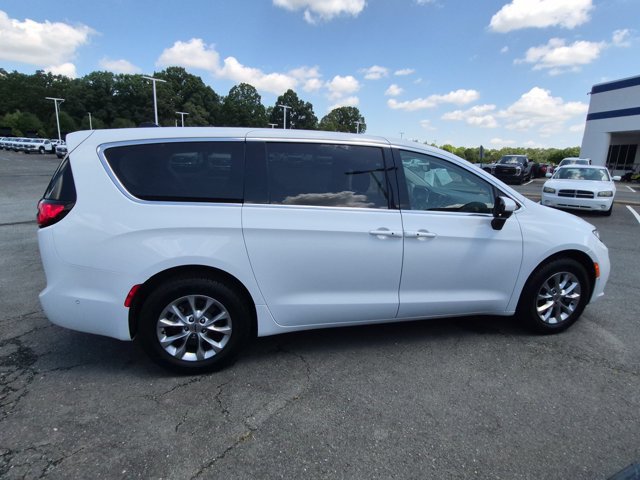 Used 2023 Chrysler Pacifica Touring-L AWD/4WD image 3