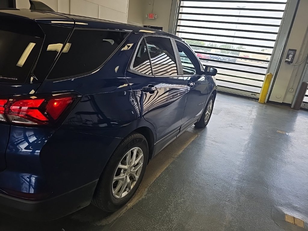 Used 2022 Chevrolet Equinox LS w/ LS Convenience Package FWD image 3