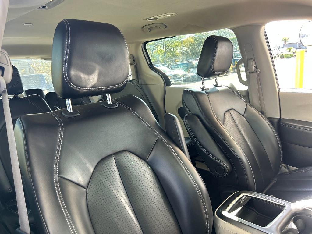 Used 2023 Chrysler Pacifica Touring-L image 15