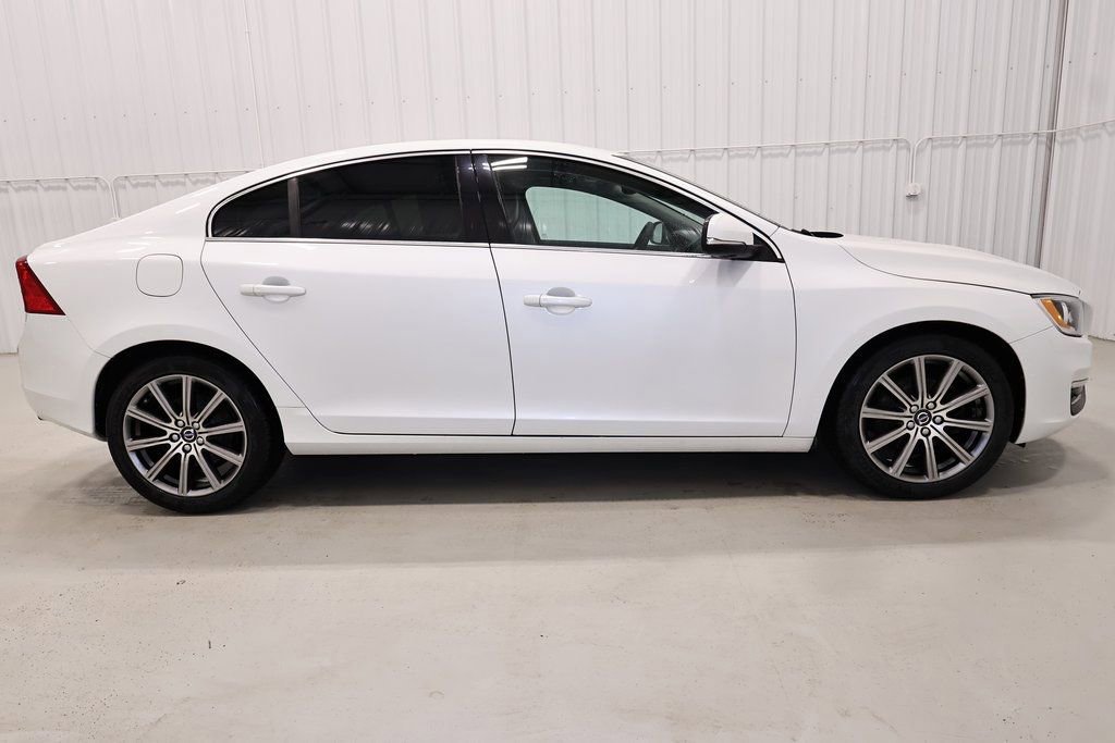 Used 2017 Volvo S60 T5 Inscription image 9