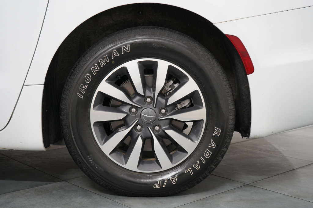 Used 2024 Chrysler Pacifica Limited FWD image 34