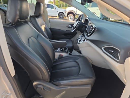 Used 2024 Chrysler Pacifica Touring-L FWD image 15