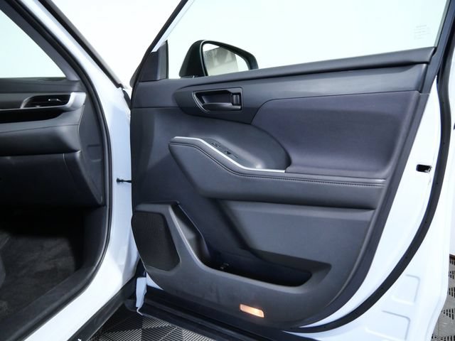 Used 2024 Toyota Highlander LE AWD/4WD image 9