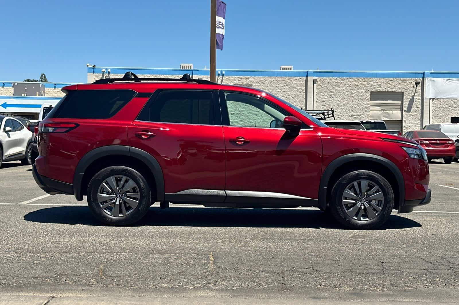 Used 2024 Nissan Pathfinder SV FWD image 8