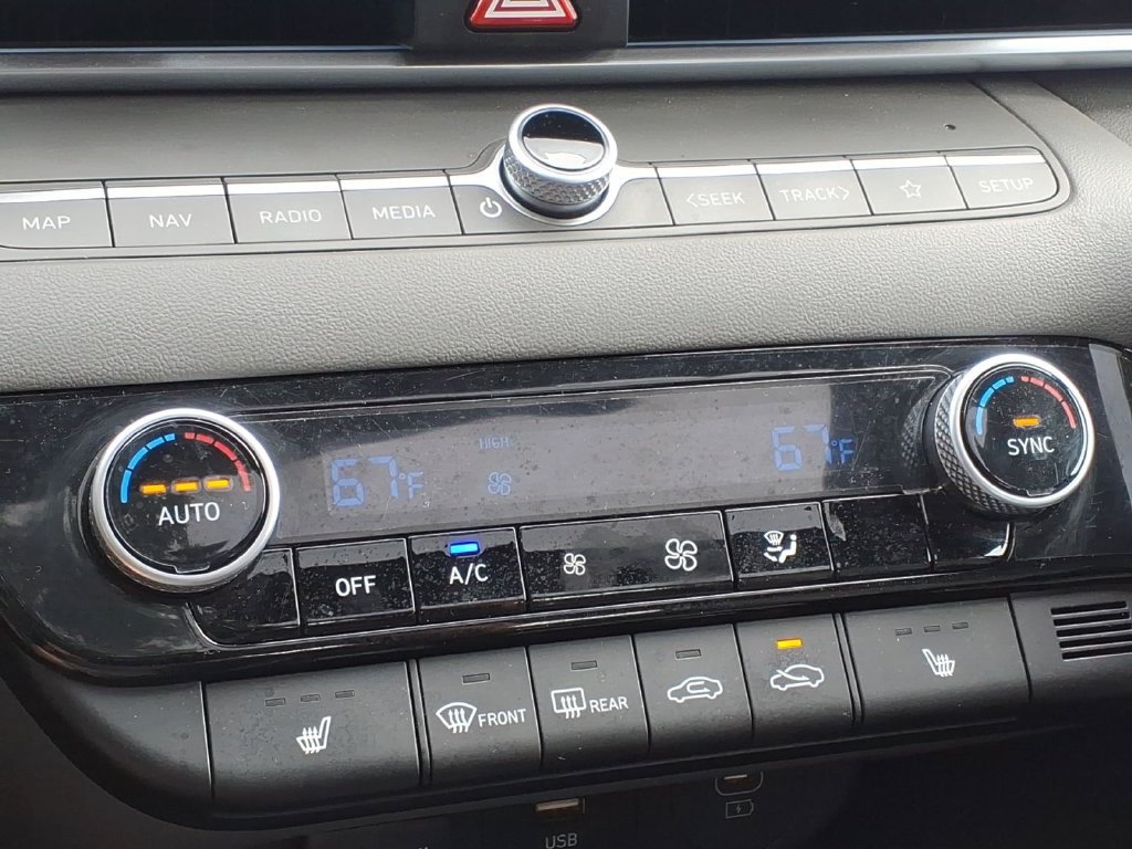 Used 2024 Hyundai Elantra SEL w/ Convenience Package FWD image 13
