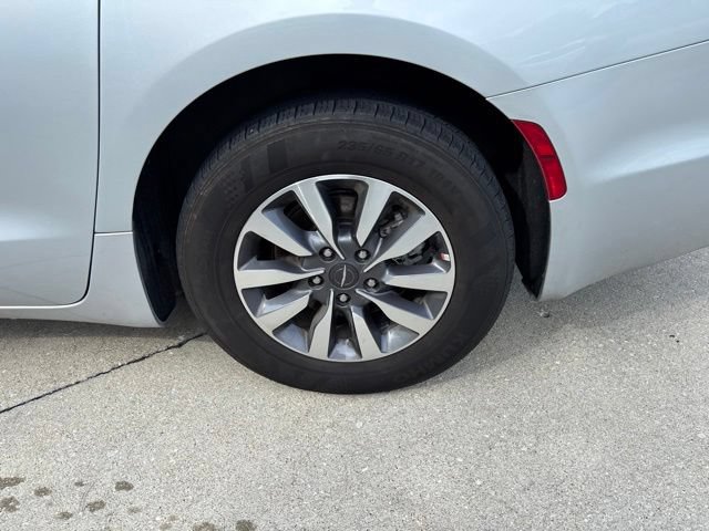 Used 2024 Chrysler Pacifica Limited FWD image 9