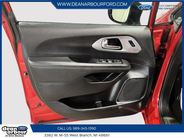 Used 2025 Chrysler Pacifica Limited FWD image 11