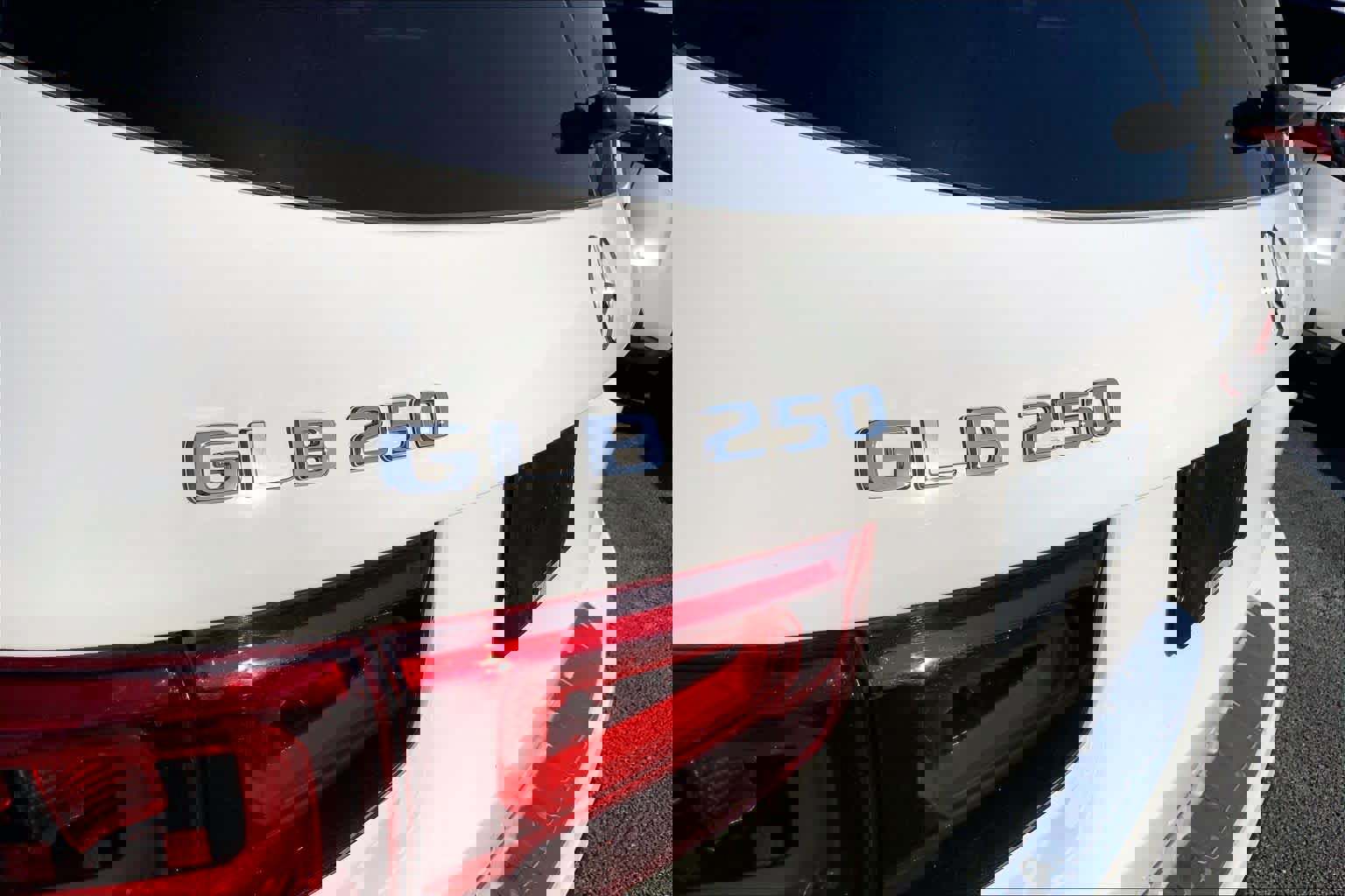 Used 2021 Mercedes-Benz GLB 250 w/ Premium Package image 12