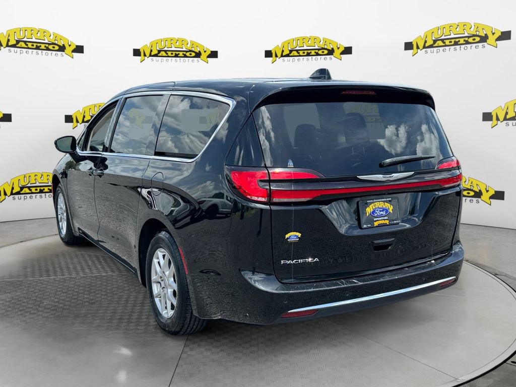 Used 2024 Chrysler Pacifica Touring-L FWD image 4