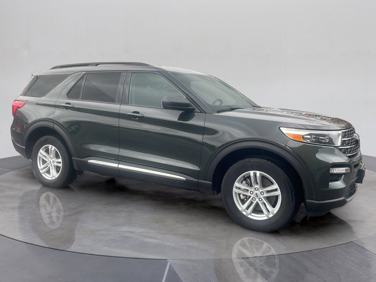 Certified 2024 Ford Explorer XLT w/ Equipment Group 202A AWD/4WD image 9