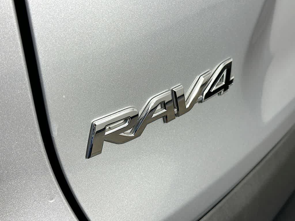 Used 2019 Toyota RAV4 LE FWD image 7