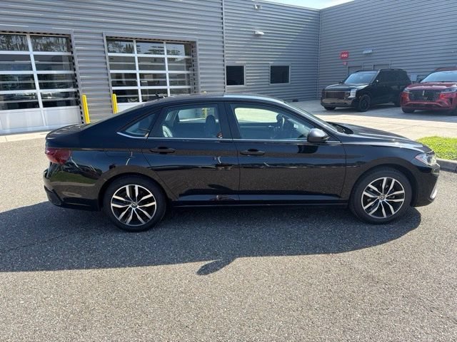 Used 2025 Volkswagen Jetta SE FWD image 4