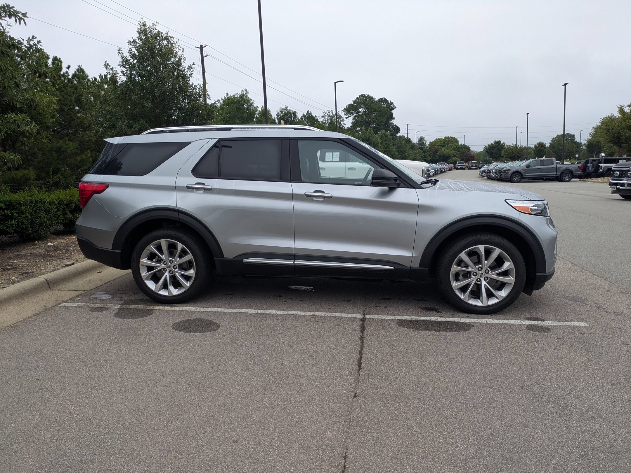 Certified 2023 Ford Explorer Platinum w/ Technology Package AWD/4WD image 3