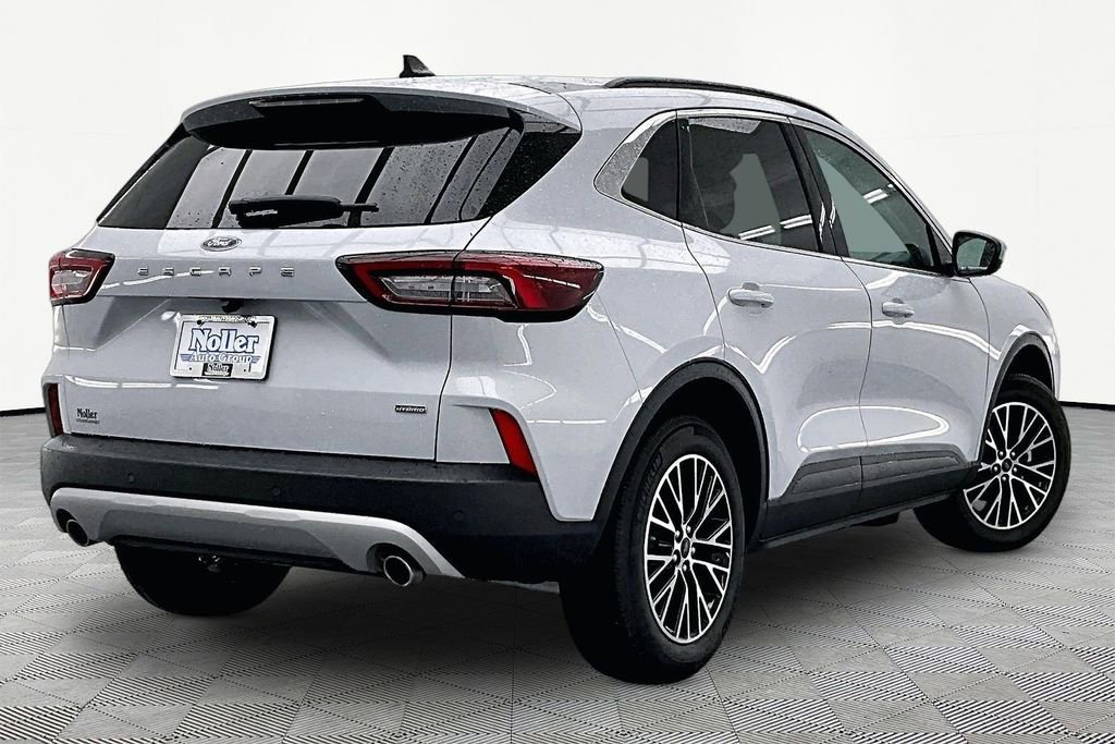 Certified 2025 Ford Escape SE FWD image 2