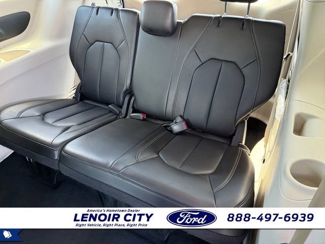Used 2023 Chrysler Pacifica Touring-L FWD image 12