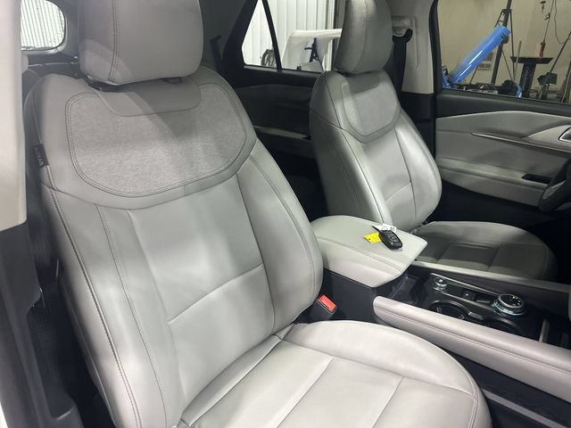 Certified 2025 Ford Explorer Active w/ Active Comfort Package AWD/4WD image 32