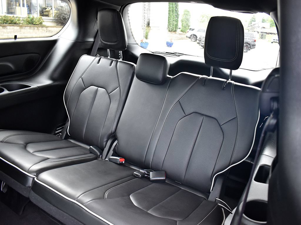 Used 2025 Chrysler Pacifica Limited FWD image 7