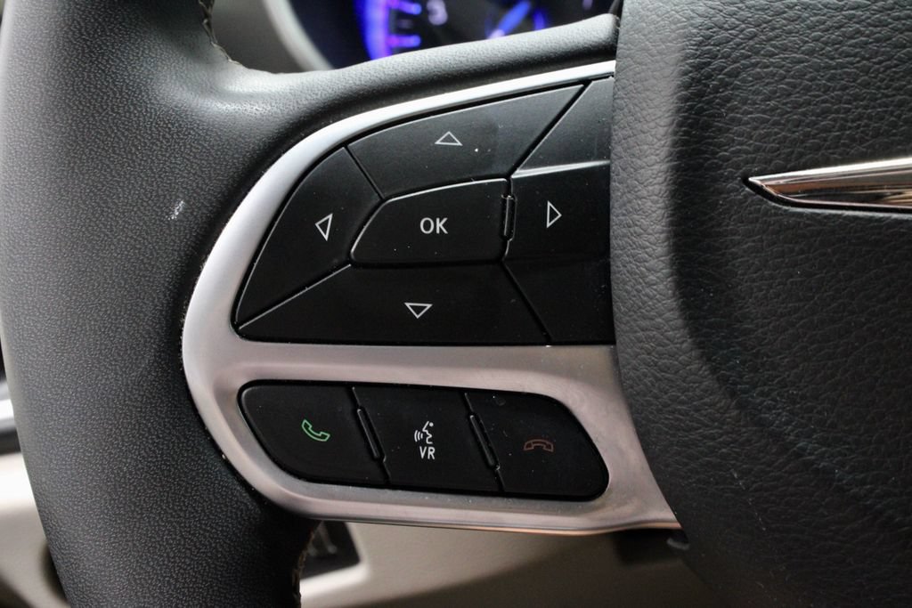 Used 2024 Chrysler Pacifica Touring-L FWD image 27