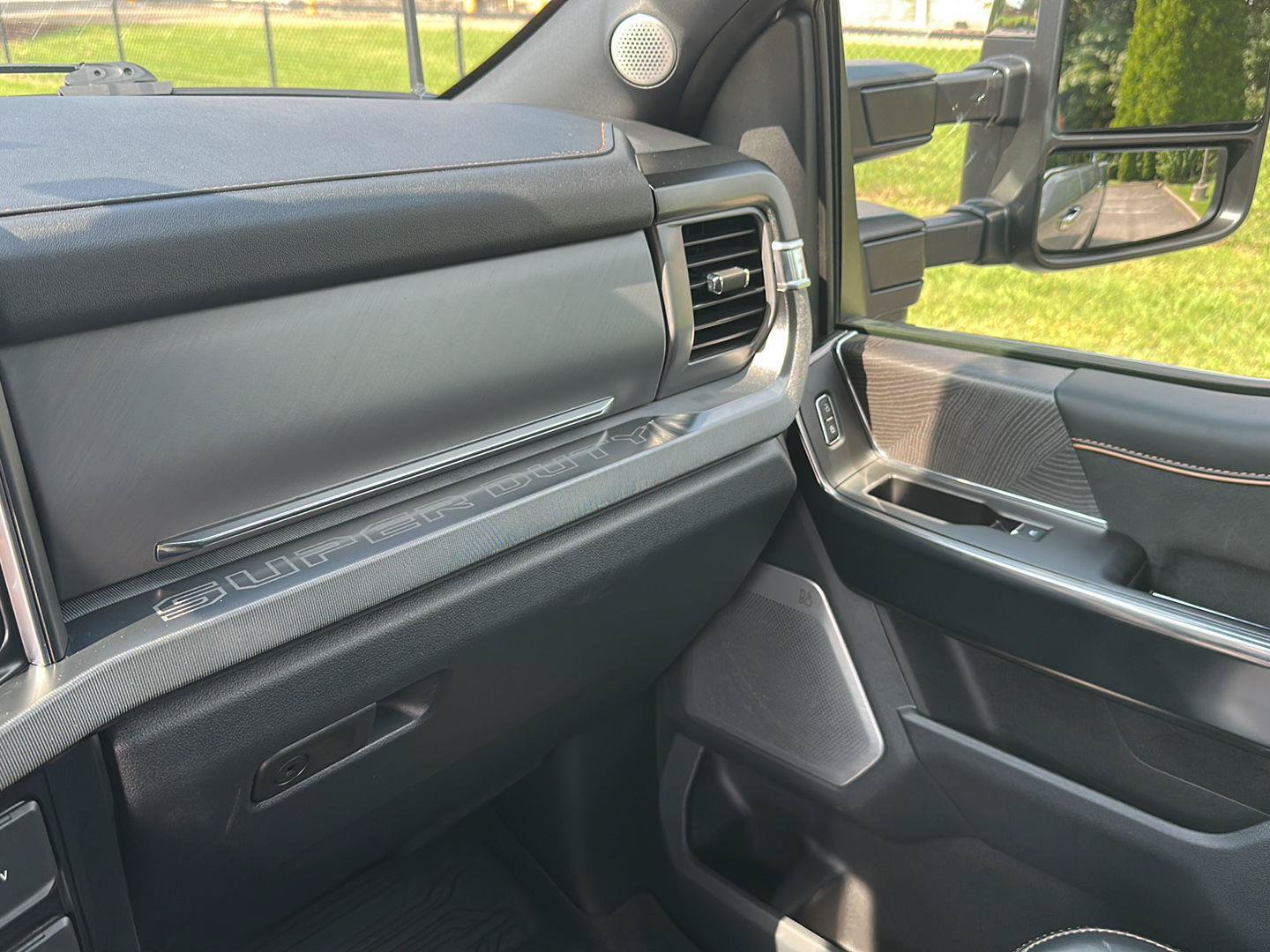 Certified 2024 Ford F250 Platinum w/ Tremor Off-Road Package AWD/4WD image 27
