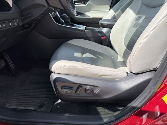 Used 2020 Toyota RAV4 XLE Premium FWD image 18