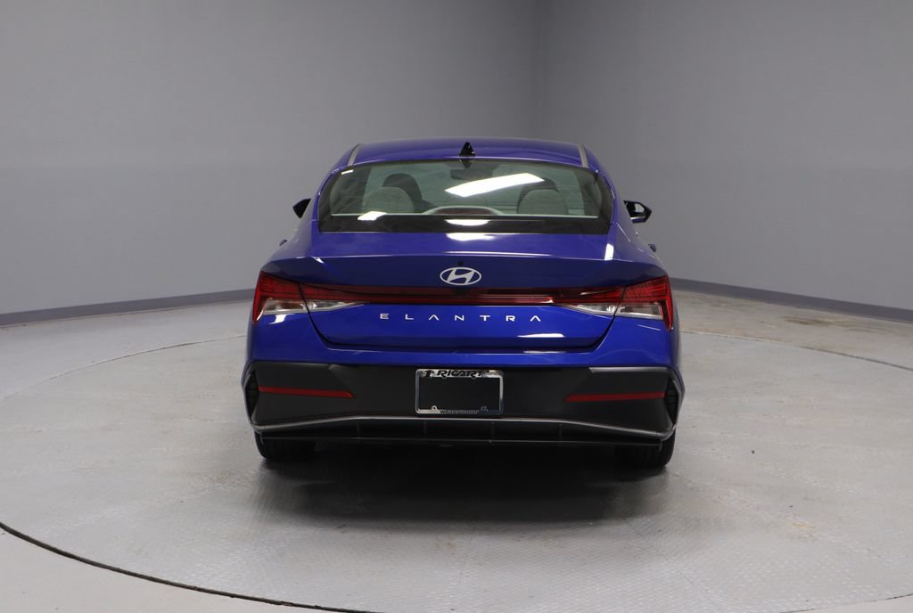 Used 2025 Hyundai Elantra SEL FWD image 11