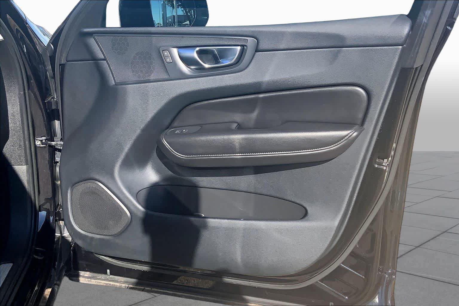 Used 2023 Volvo XC60 B5 Core w/ Climate Package FWD image 23