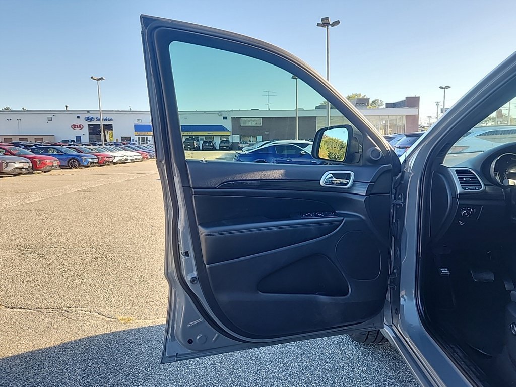 Used 2019 Jeep Grand Cherokee Altitude AWD/4WD image 11