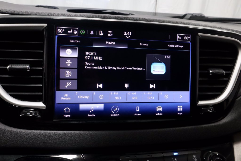 Used 2024 Chrysler Pacifica Touring-L FWD image 3