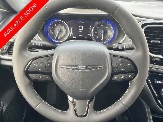 Used 2025 Chrysler Pacifica Limited FWD image 22