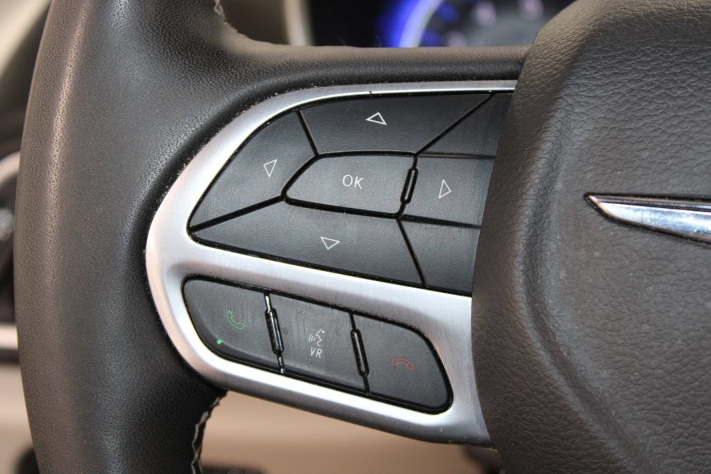 Used 2024 Chrysler Pacifica Touring-L FWD image 37