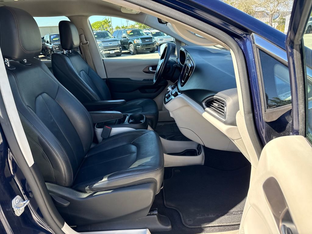 Used 2017 Chrysler Pacifica Touring-L w/ 13 Speaker Alpine Sound Group image 23